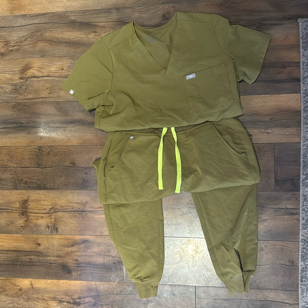 Green figs scrubs set